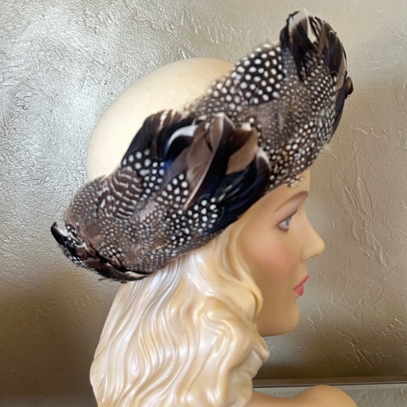 OUTSTANDING 1970's DESIGNER IVORY FELT HAT + MULTICOLORED FEATHERS ON  BRIM - Picture 9 of 13